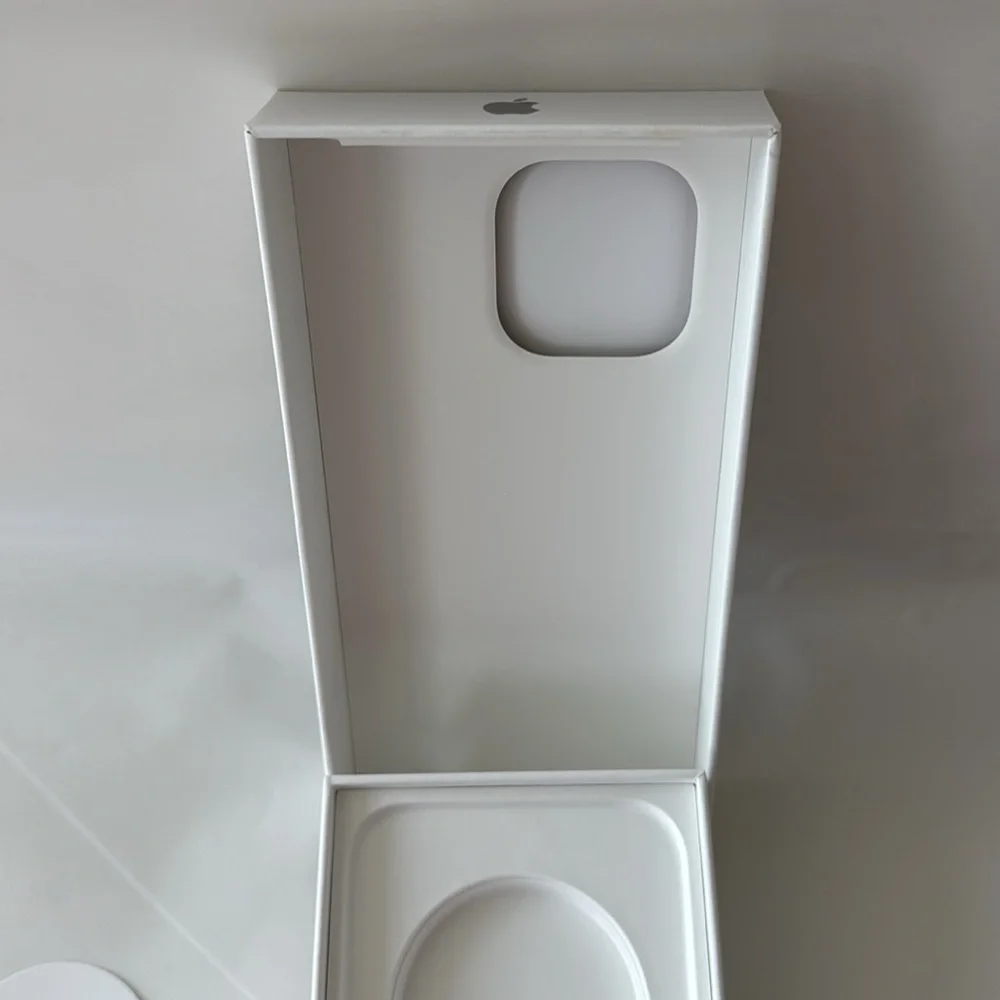 Apple iPhone 16 Pro Max BOX and Apple gift bag.